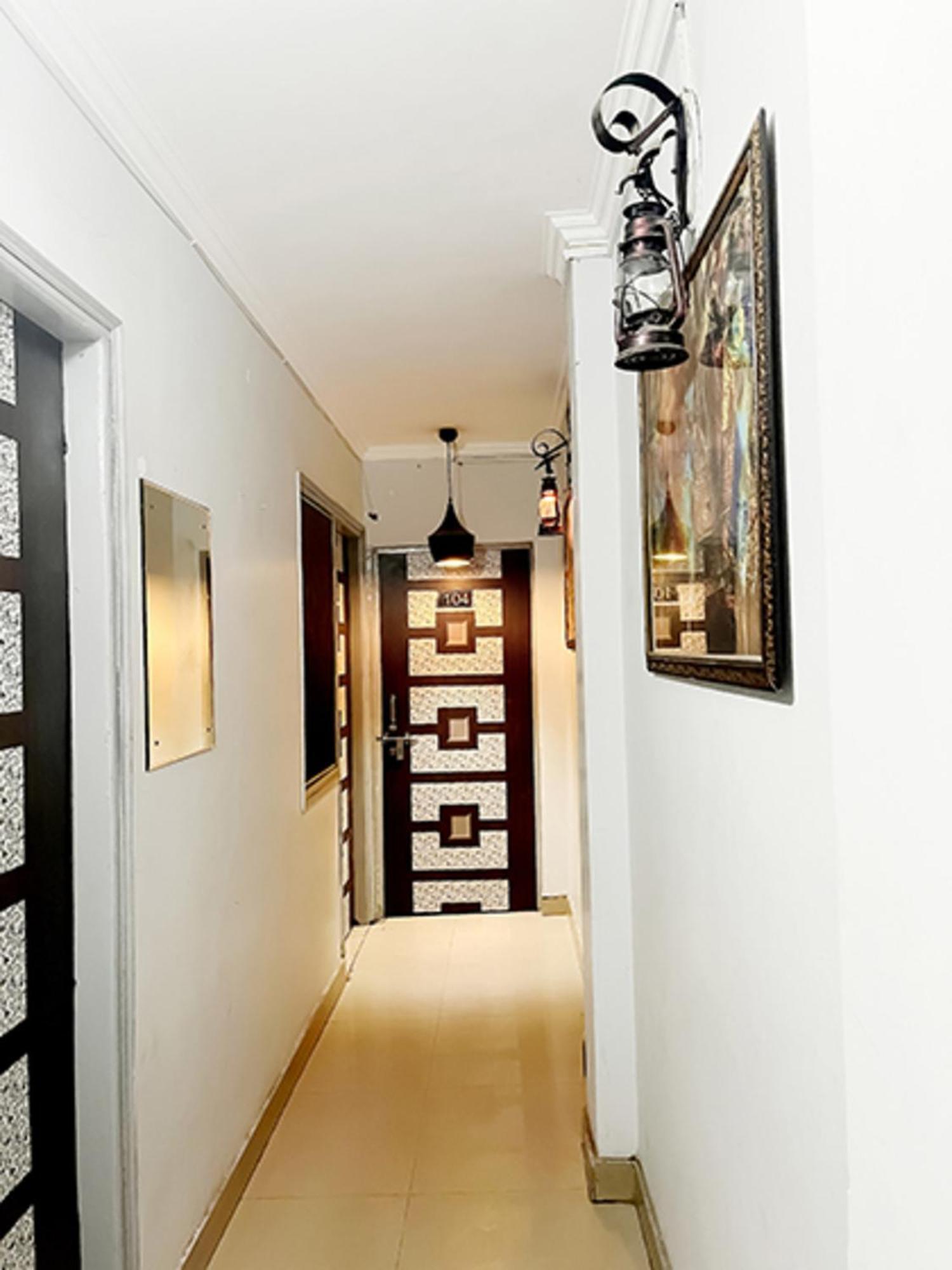 Hotel Commodo - Near Dhaula Kuan Yeni Delhi Dış mekan fotoğraf