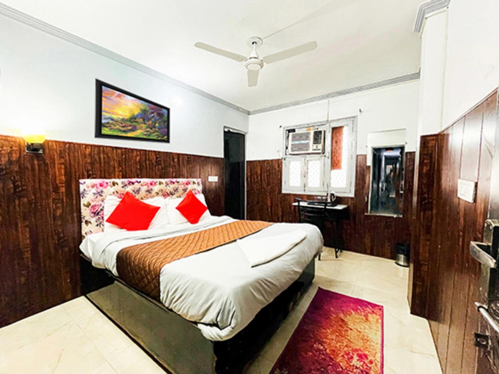 Hotel Commodo - Near Dhaula Kuan Yeni Delhi Dış mekan fotoğraf