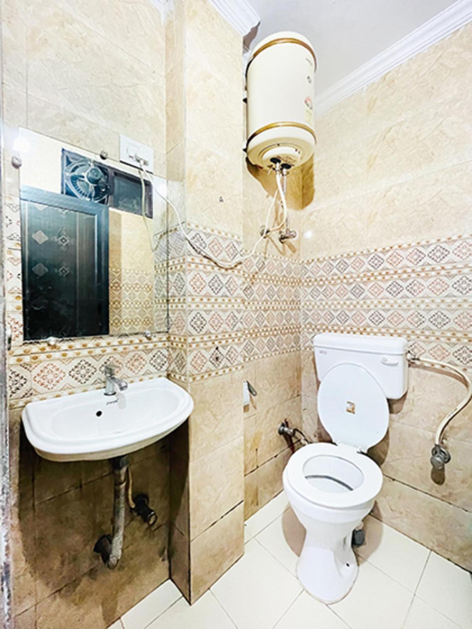 Hotel Commodo - Near Dhaula Kuan Yeni Delhi Dış mekan fotoğraf