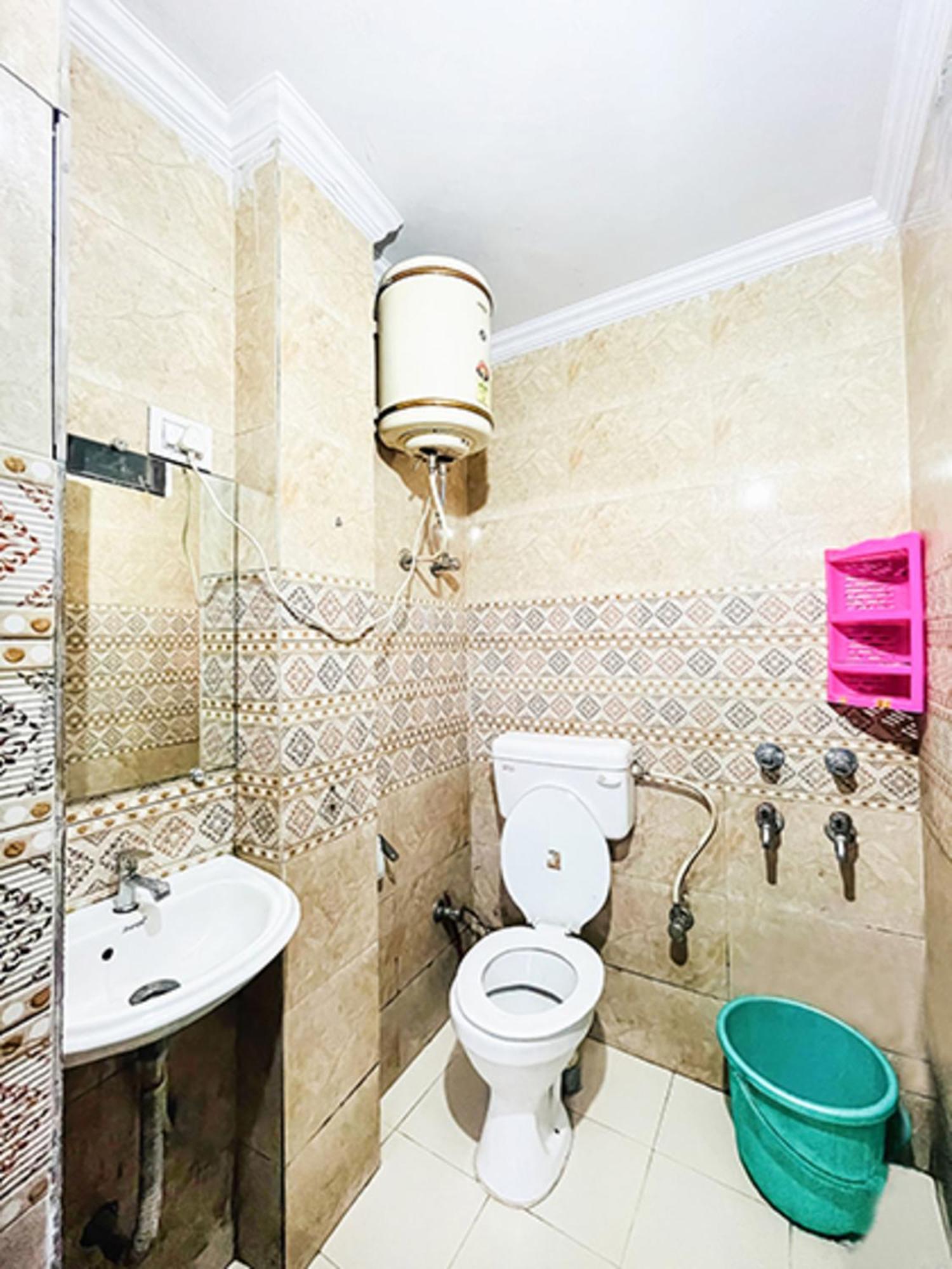 Hotel Commodo - Near Dhaula Kuan Yeni Delhi Dış mekan fotoğraf