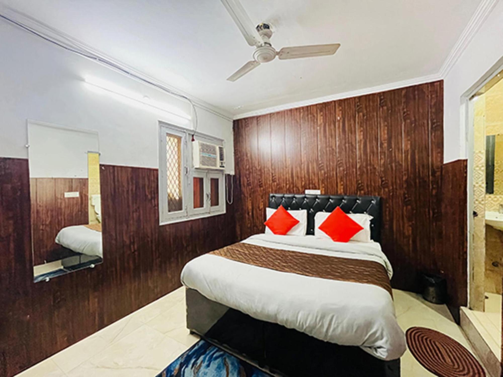 Hotel Commodo - Near Dhaula Kuan Yeni Delhi Dış mekan fotoğraf
